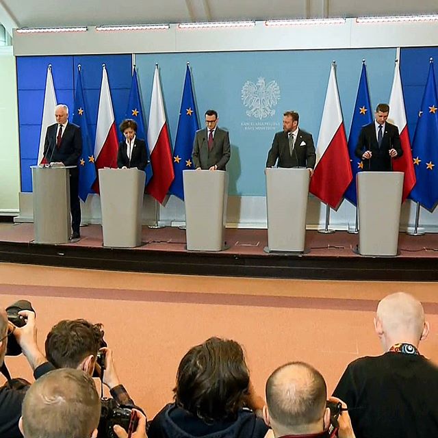 Rząd podejmuje decyzję o zamknięciu szkół i uczelni