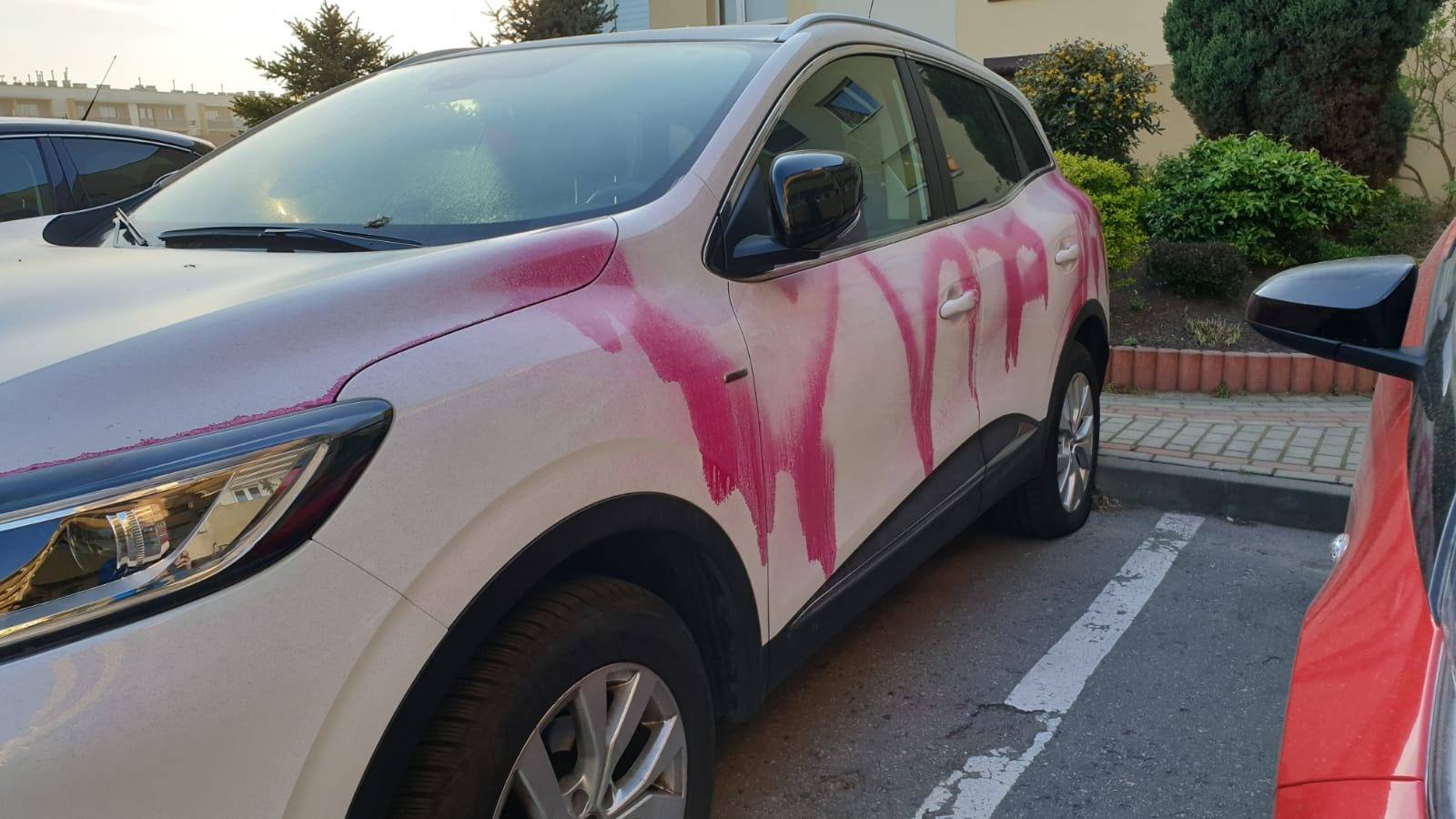 Atak na pielęgniarkę z Gliwicach: sąsiedzi oblali jej auto farbą i przebili opony