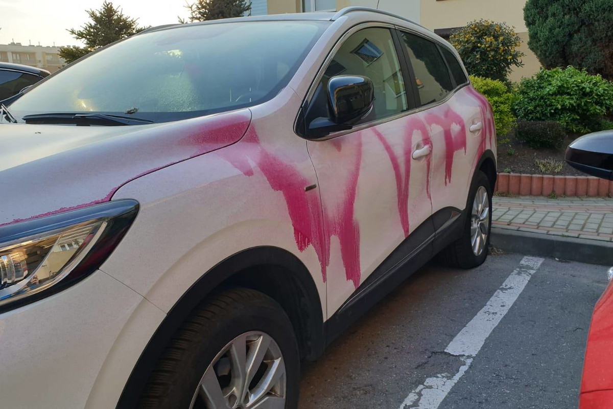 Atak na pielęgniarkę z Gliwicach: sąsiedzi oblali jej auto farbą i przebili opony