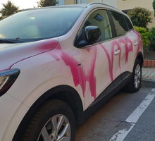 Atak na pielęgniarkę z Gliwicach: sąsiedzi oblali jej auto farbą i przebili opony