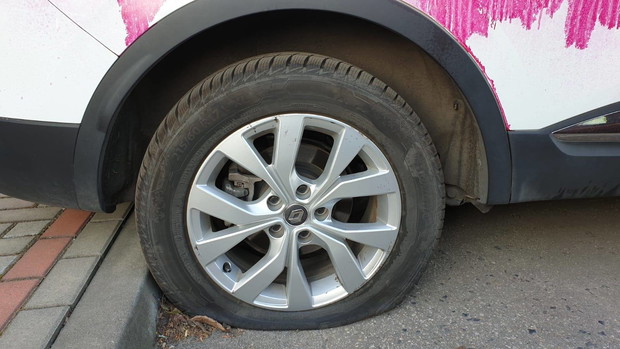 Atak na pielęgniarkę z Gliwicach: sąsiedzi oblali jej auto farbą i przebili opony