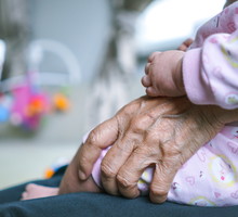 To najstarsza mama na świecie. W wieku 74 lat powitała na świecie bliźnięta: "Jestem szczęśliwa, że po latach bezdzietności mogłam zostać mamą"