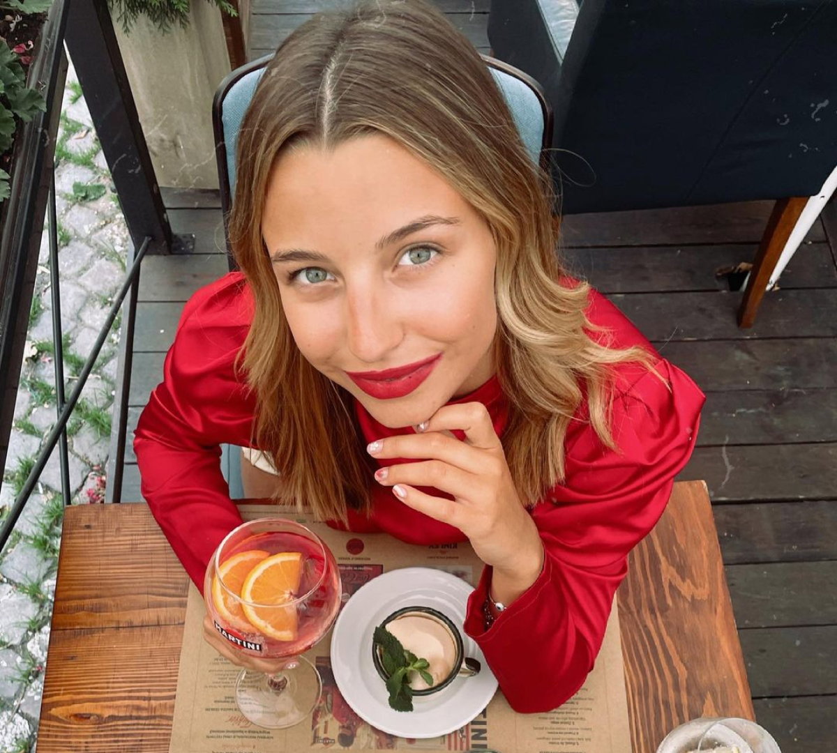 "Afera ostrygowa": Julia Wieniawa zachwala jedzenie w restauracji skrytykowanej przez Annę Muchę