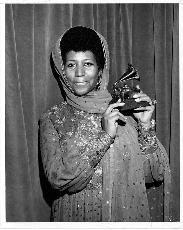 Aretha Franklin ze statuetką Grammy, 1972
