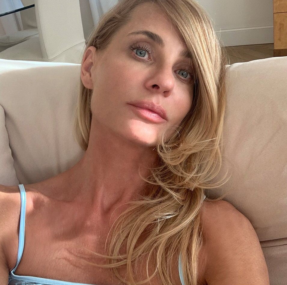 Aneta Kręglicka krytykuje sztuczność mediów społecznościowych. Obserwatorka odpowiada: "Proszę wybaczyć, ale nie jest Pani chodzącą naturą". Czy hejt budzi hejt?