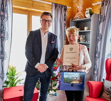 Maciej Tomaszewski, Prezes i Dyrektor Generalny Hochland Polska z panią Barbarą Piekoś - zwyciężczynią 7. Loterii Almette