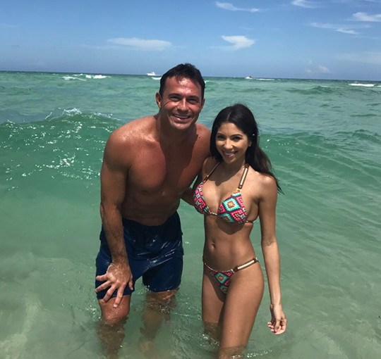 Romain Zago z modelkami na plaży