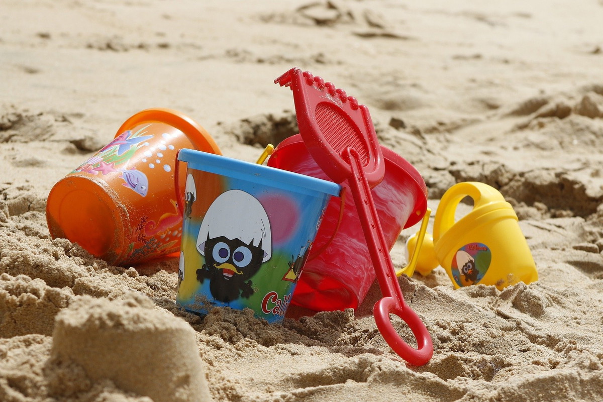 Wakacyjny niezbędnik – co zabrać na plażę?