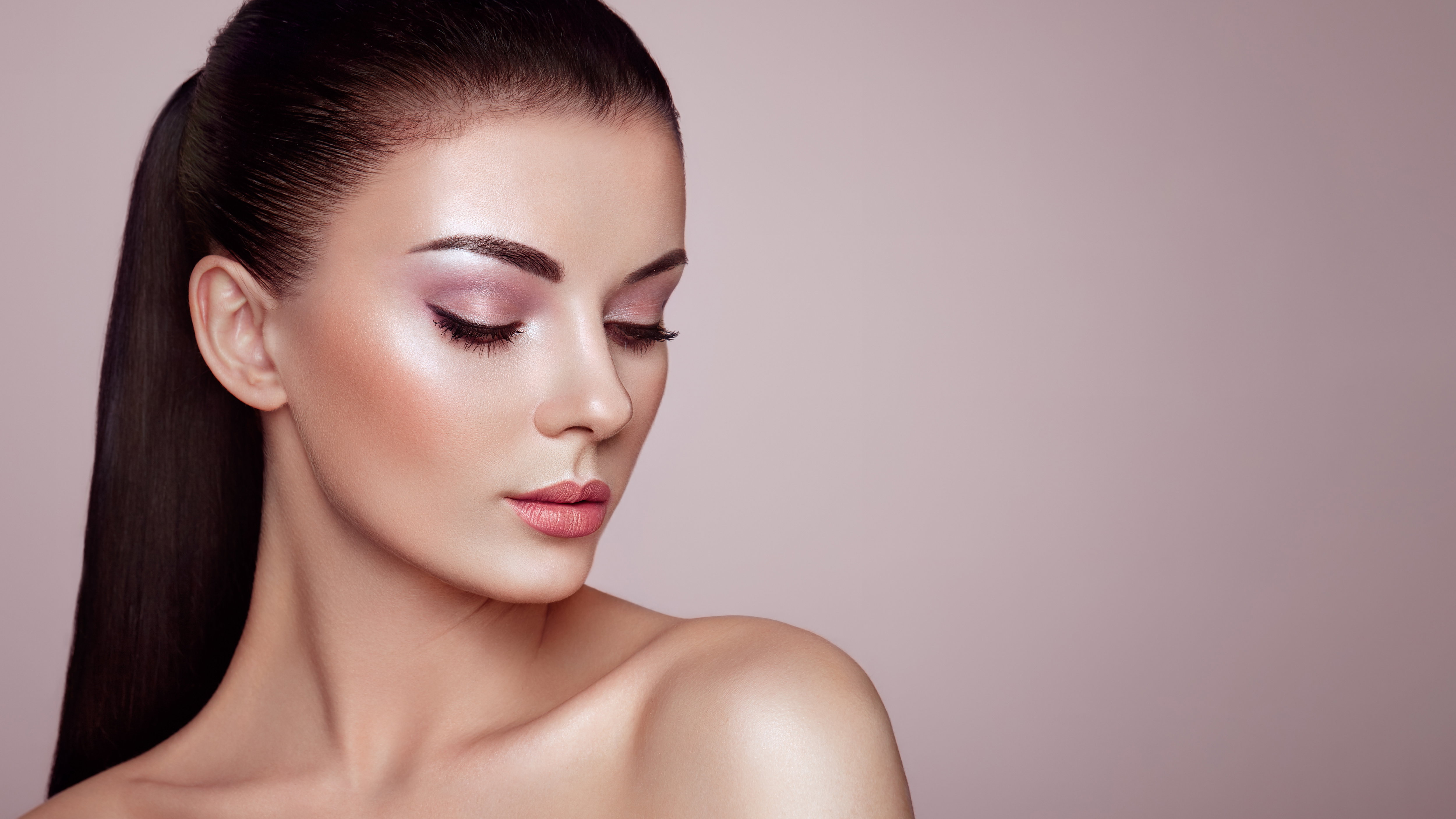 Makijaż z efektem glow w 6 prostych krokach – sprawdź!