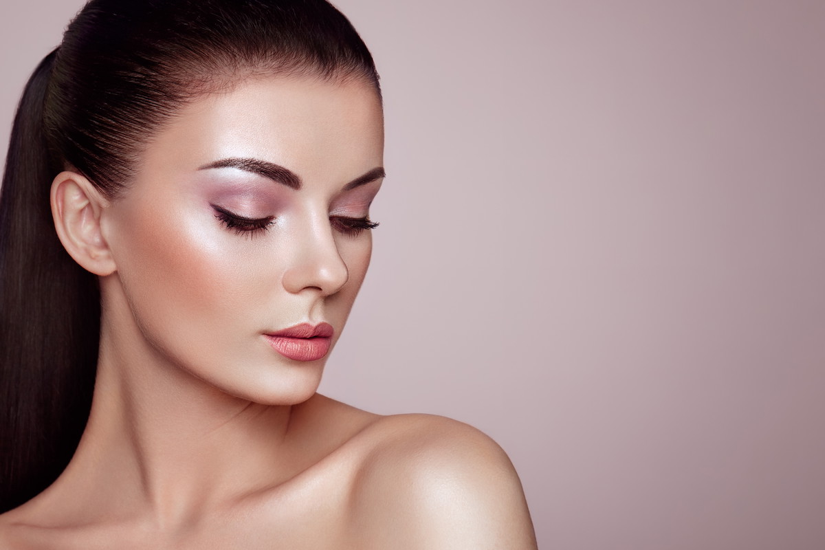 Makijaż z efektem glow w 6 prostych krokach – sprawdź!