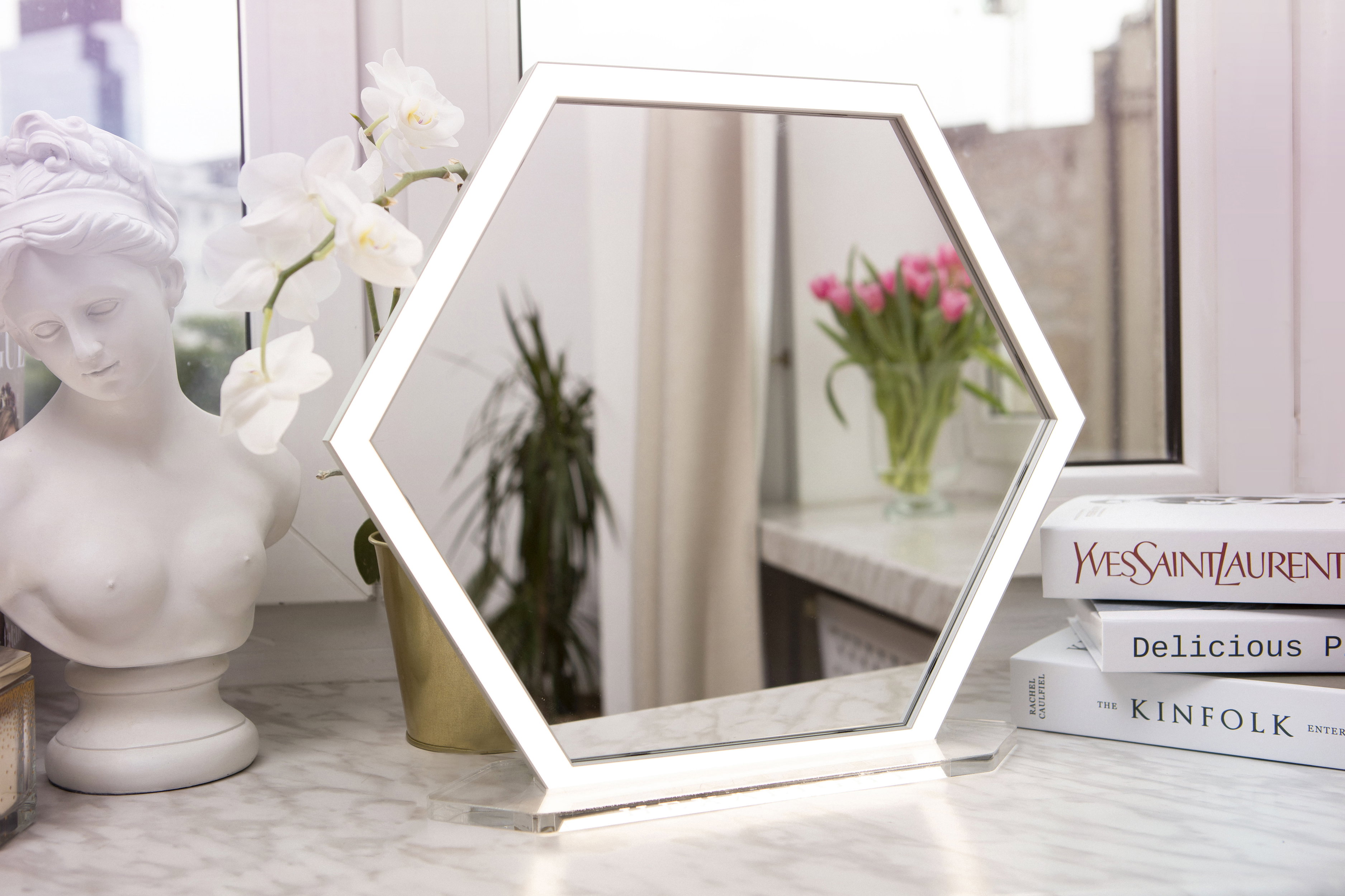 Poznajcie HEXALIGHT - wyjątkową lampę do makijażu, której kształt inspirowany jest naturą - plastrem miodu