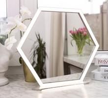 Poznajcie HEXALIGHT - wyjątkową lampę do makijażu, której kształt inspirowany jest naturą - plastrem miodu