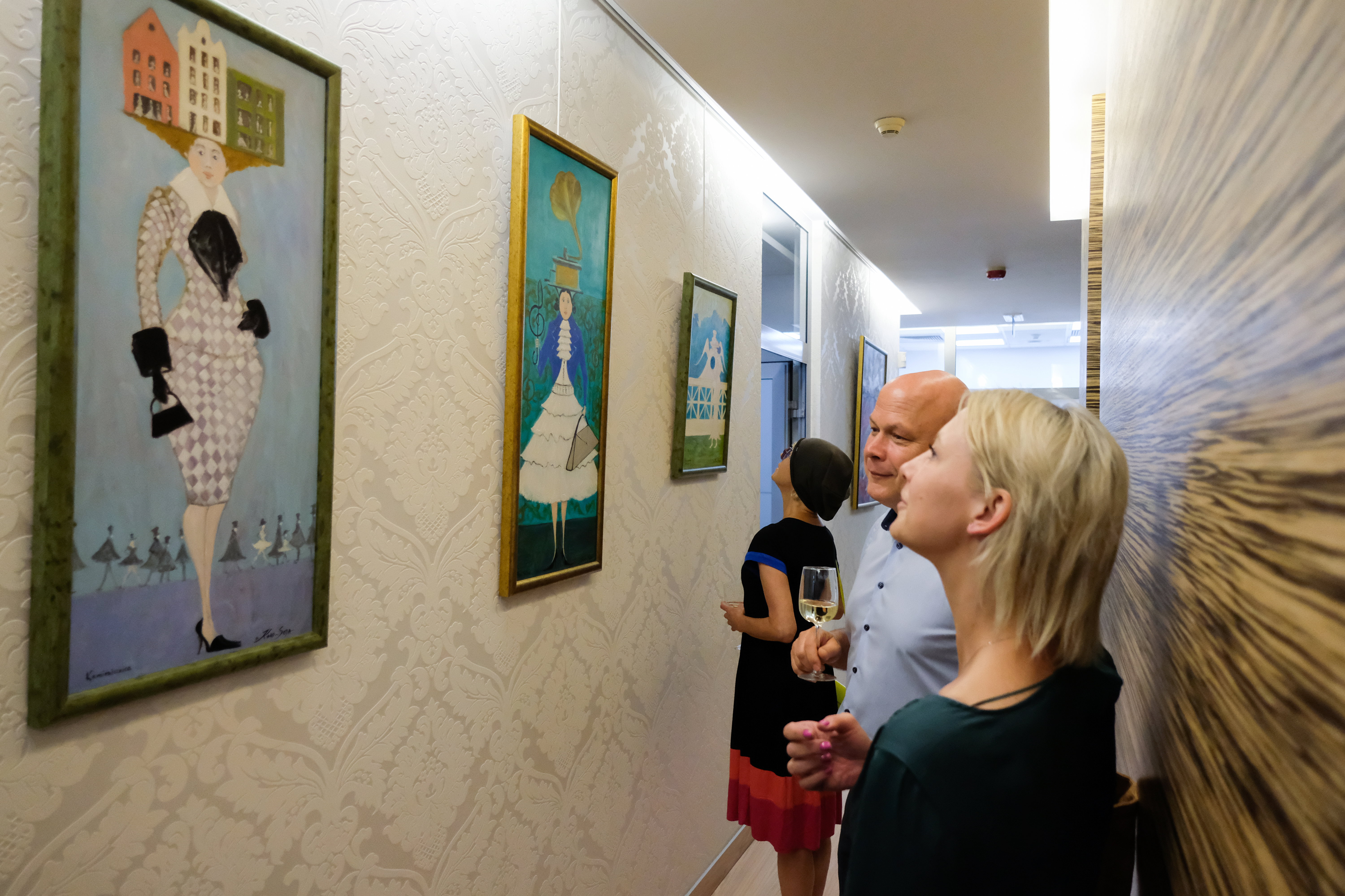 Damy wciąż żyją – na obrazach – i uwodzą swoim wdziękiem w samym sercu Warszawy