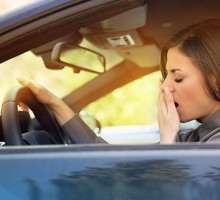 Jak radzić sobie ze zmęczeniem podczas długiej jazdy samochodem?