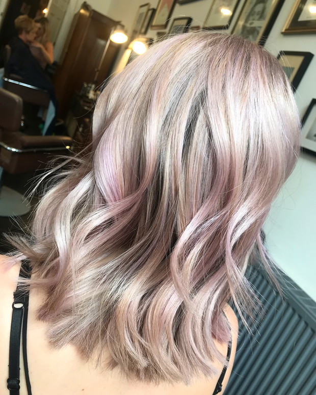 Fiołkowy szampan modny odcień blond