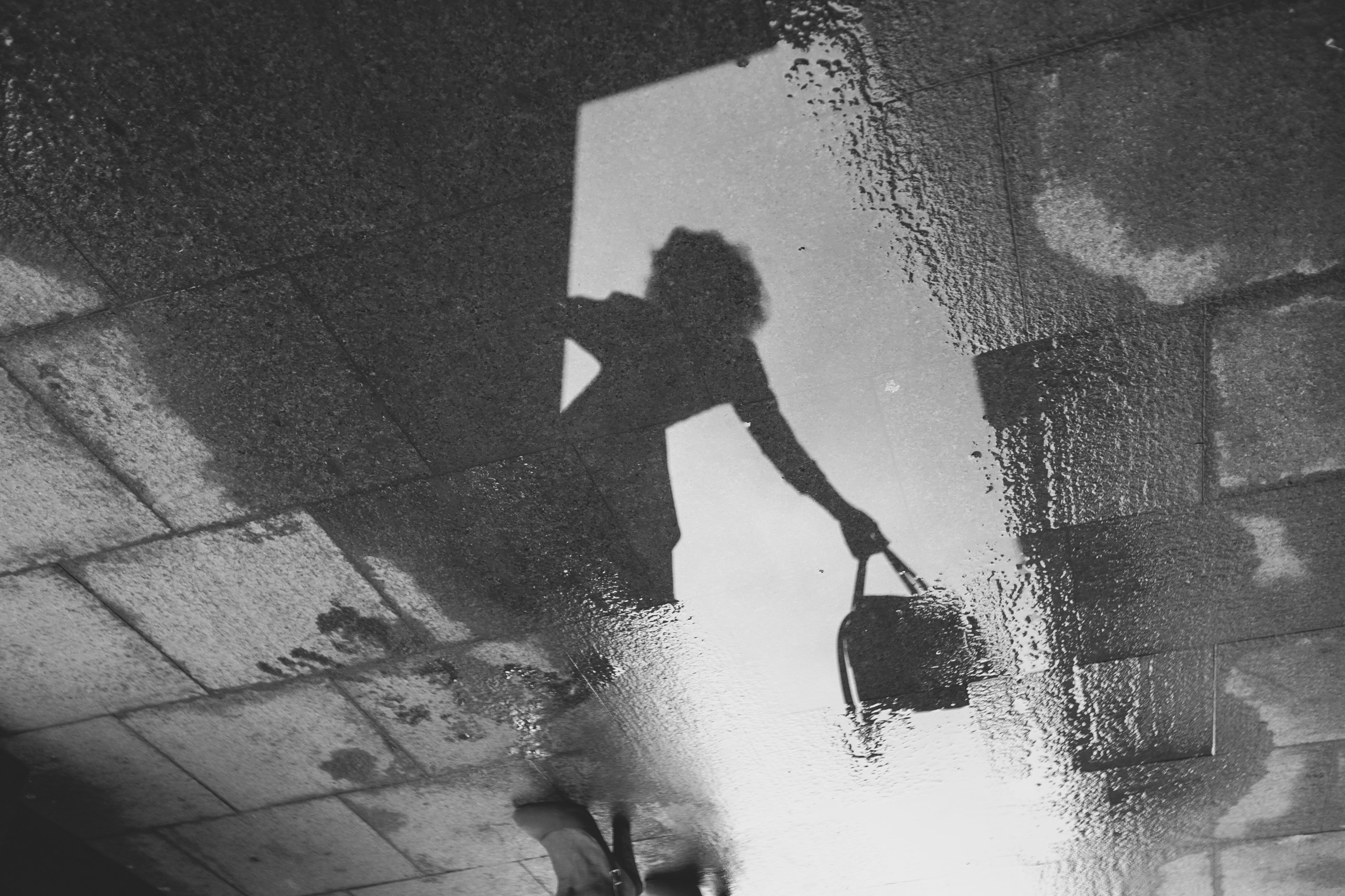 Studentka oblana kwasem na podjeździe swojego domu. Kobieta walczy o życie w szpitalu