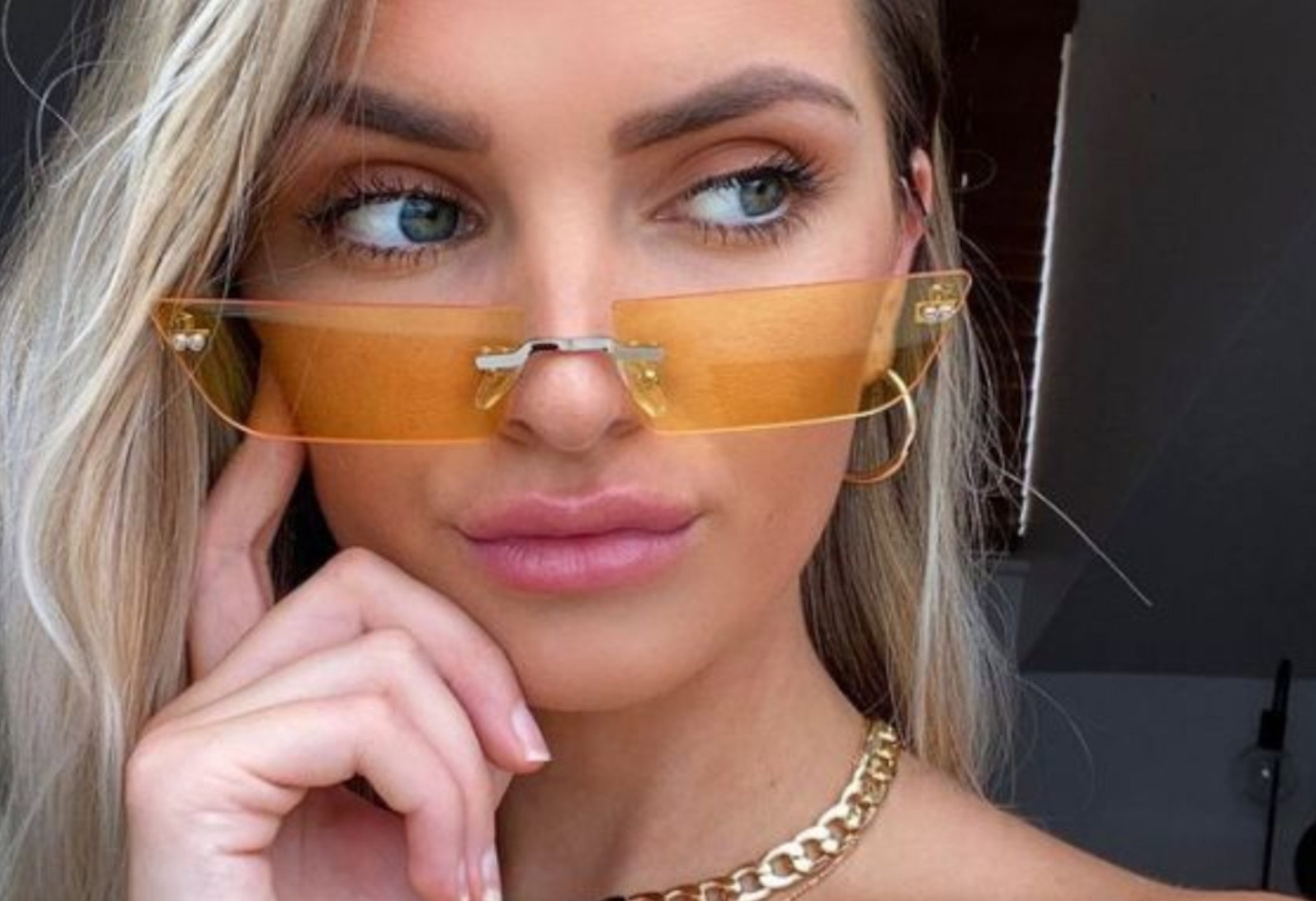 5 modnych dodatków na wiosnę 2021 - okulary z kolorowymi szkłami