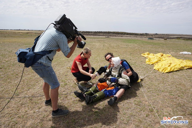 102-latka skoczyła ze spadochronem