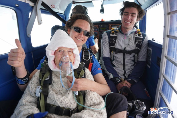 102-latka skoczyła ze spadochronem