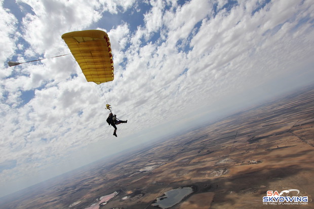 102-latka skoczyła ze spadochronem