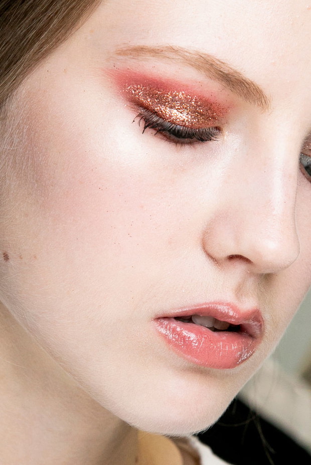 Makijaż na Sylwestra: brokatowe cienie