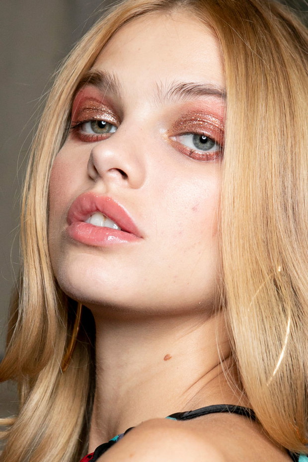 Makijaż na Sylwestra: brzoskwiniowy róż