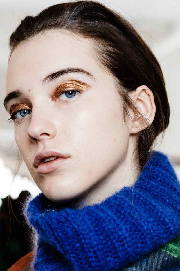 Makijaż na Sylwestra: płynne złoto