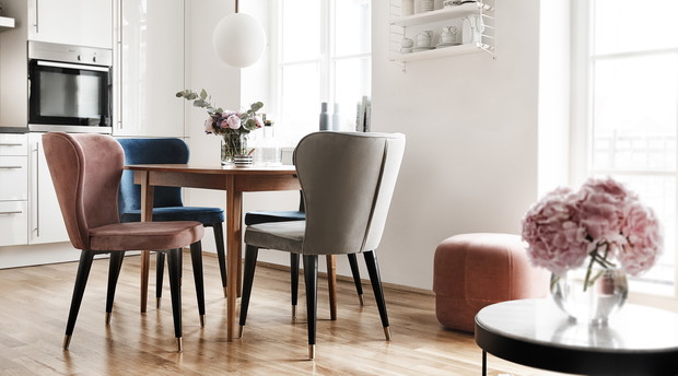 Trendy we wnętrzach 2019: złote skarpetki