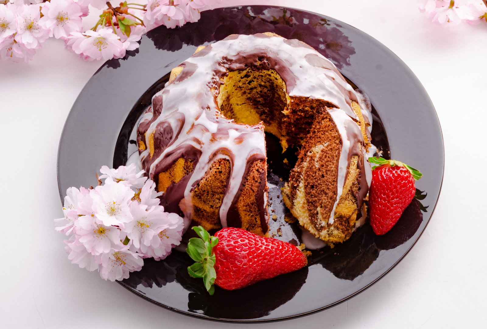 babka rumowa w różowym lukrze