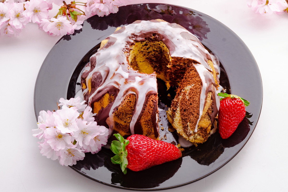 babka rumowa w różowym lukrze