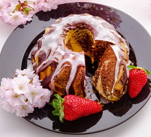 babka rumowa w różowym lukrze