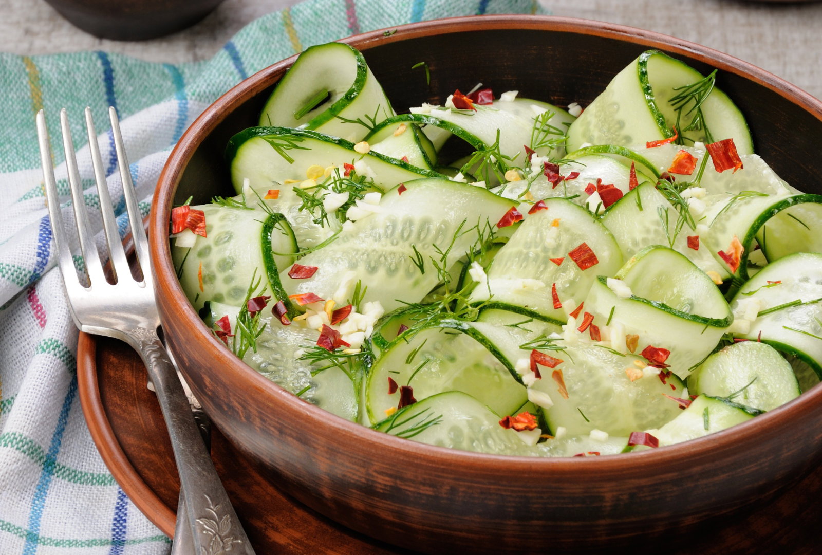 Sałatka wielkanocna Magdy Gessler: wstążki z rzepy, ogórka i salcesonu