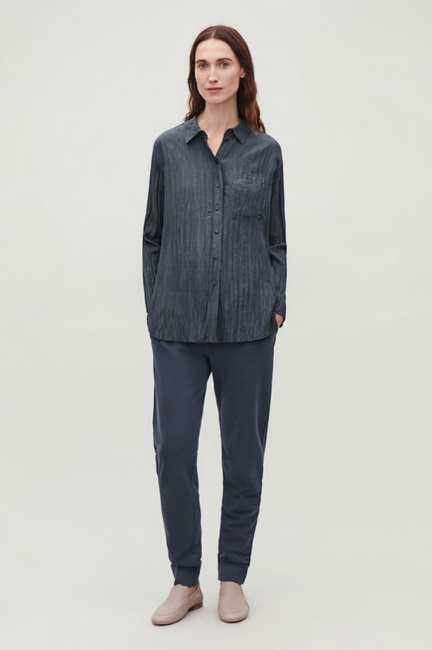 COS, jedwabna koszula, 493 zł