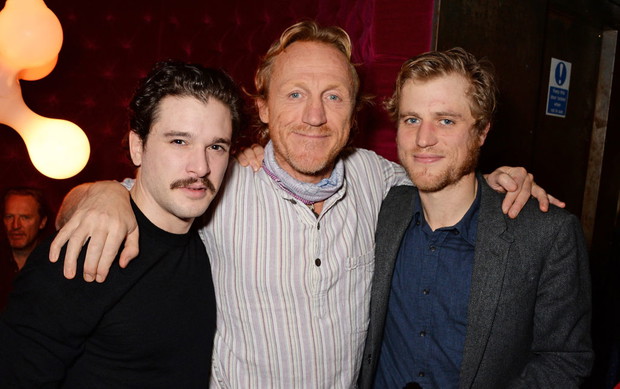 Kit Harington, Jerome Flynn i jego brat przyrodni Johnny Flynn