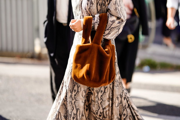 wężowy wzór modnym wzorem w trendach wiosna moda 2019