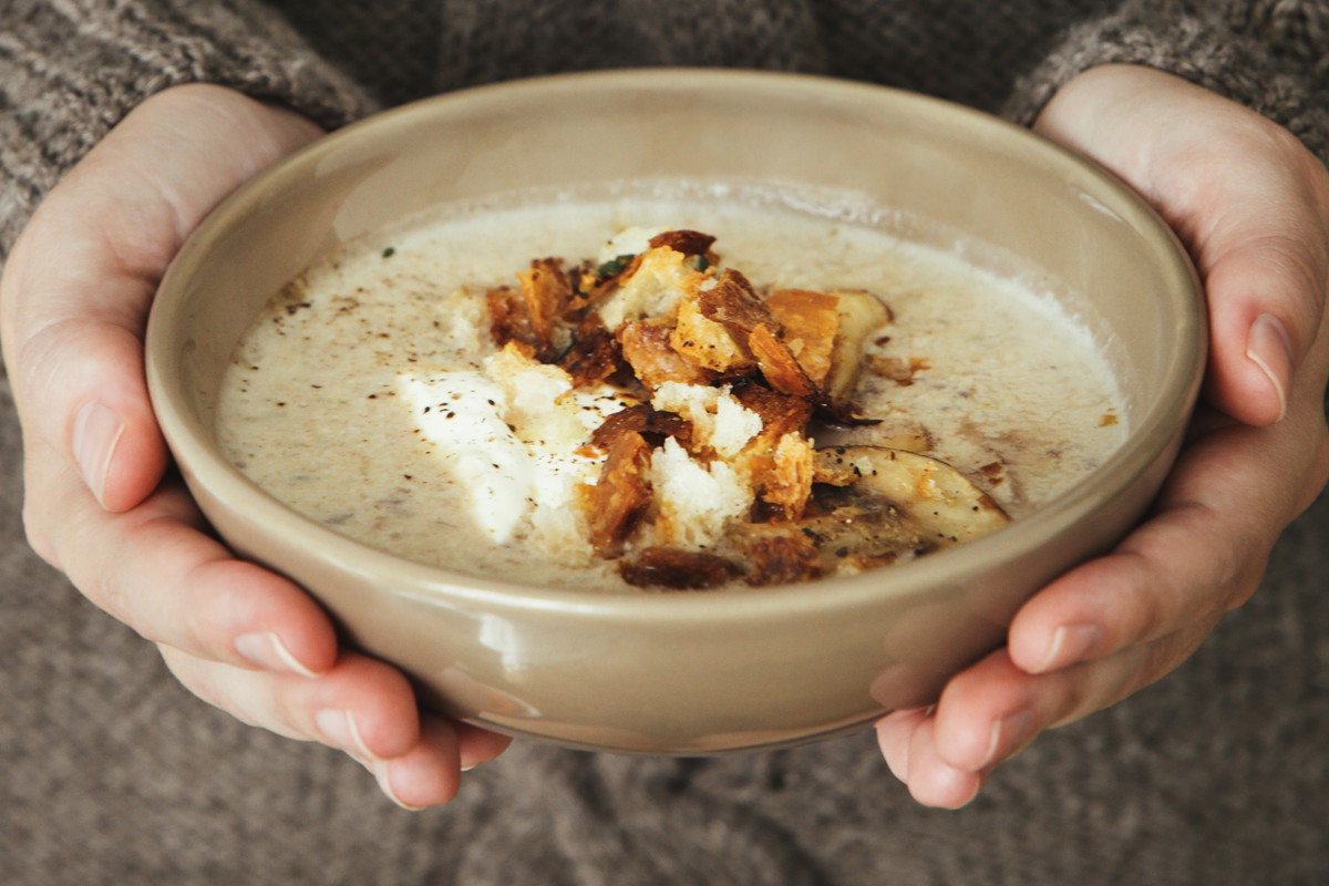 Tradycyjna zupa grzybowa ze śmietaną