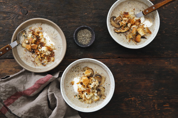 Tradycyjna zupa grzybowa ze śmietaną