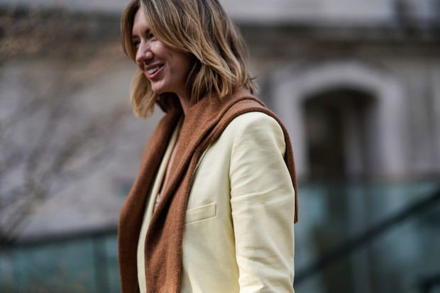 Pastelowy żółty kolor na wiosnę 2019: trendy moda wiosna 2019