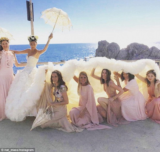 3532BCDB00000578-3638218-Enjoyable_time_Fuests_including_Anna_Dello_Russo_had_a_good_time-m-84_1465782657308