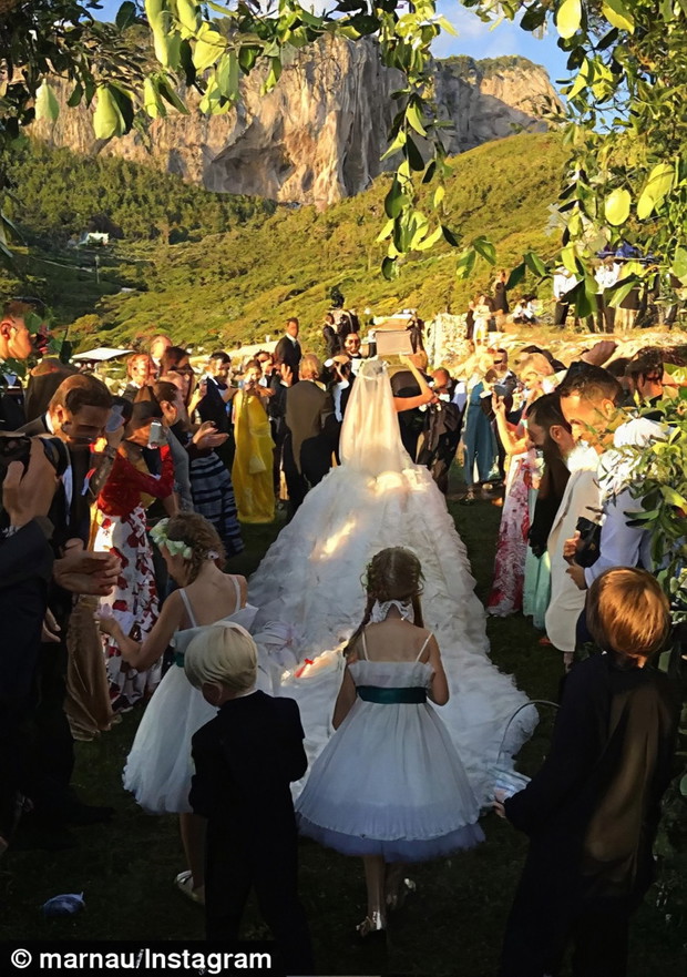 3532BE2A00000578-3638218-Royal_occasion_Friends_and_family_of_the_couple_gathered_to_fete-a-49_1465782005642