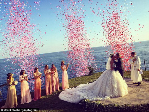 3532C01100000578-3638218-Wedded_bliss_Last_weekend_contributing_fashion_editor_to_W_and_s-a-37_1465781598188