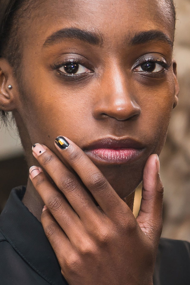 Delikatne wzorki na transparentnej bazie/ Creatures of Comfort wiosna 2017