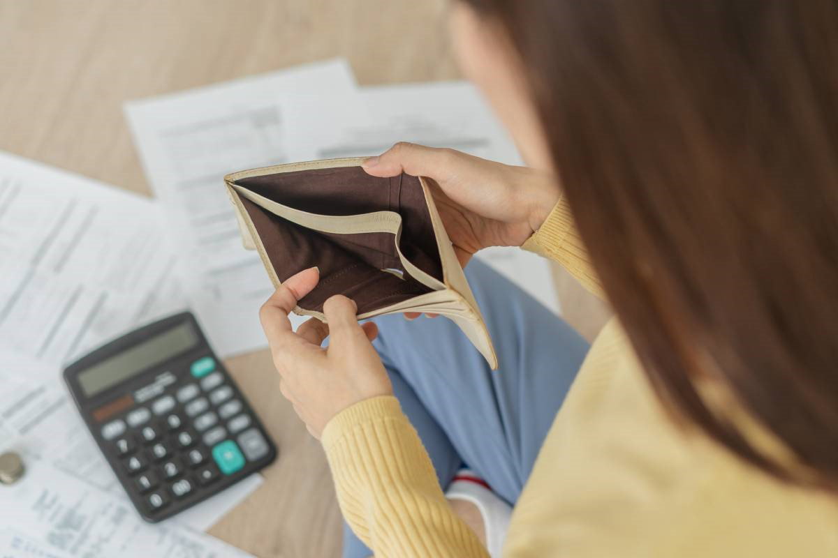 3 znaki zodiaku muszą szybko zacisnąć pasa. Fortuna zakręci im kurek z kasą Adobe Stock, KMPZZZ