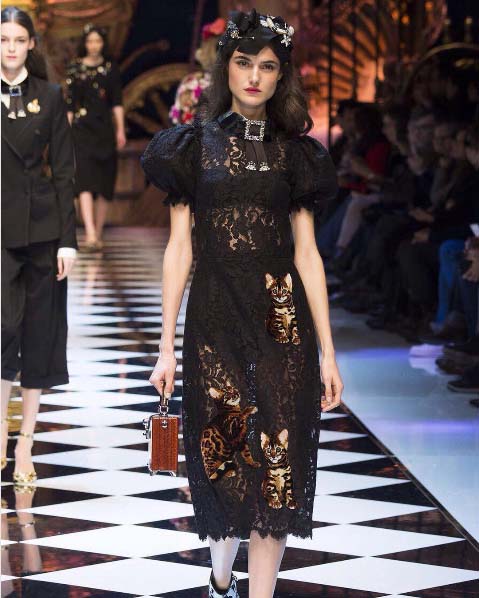 czarna-koronkowa-sukienka