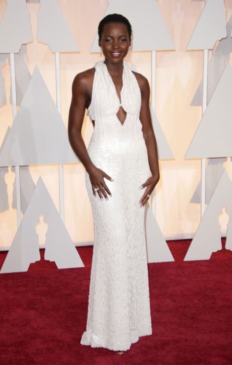Lupita_Nyong__o_w_sukni_Calvin_Klein