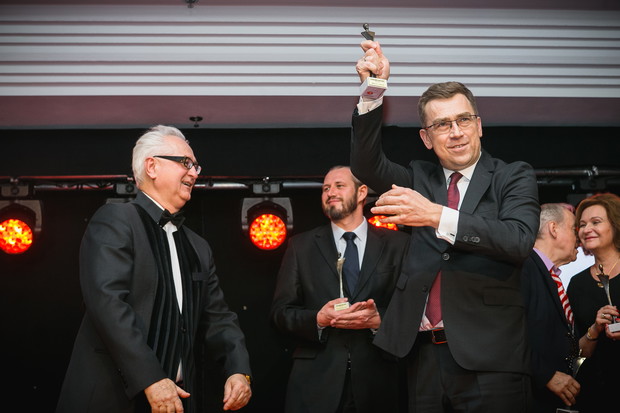 Maciej Orłoś celebruje odbiór statuetki