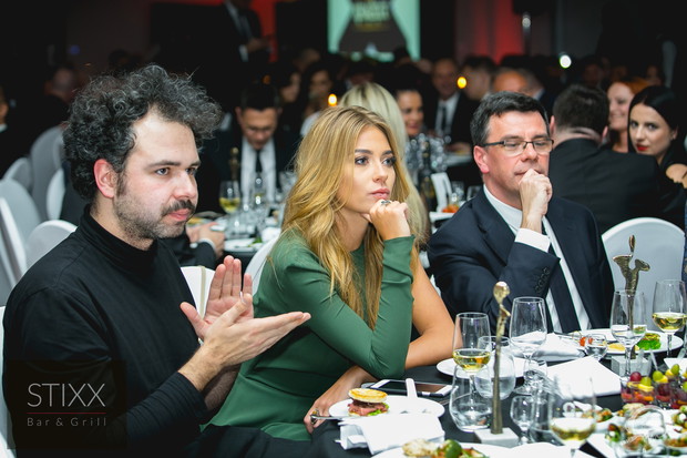 Marcelina Zawadzka w oczekiwaniu na odbiór statuetki
