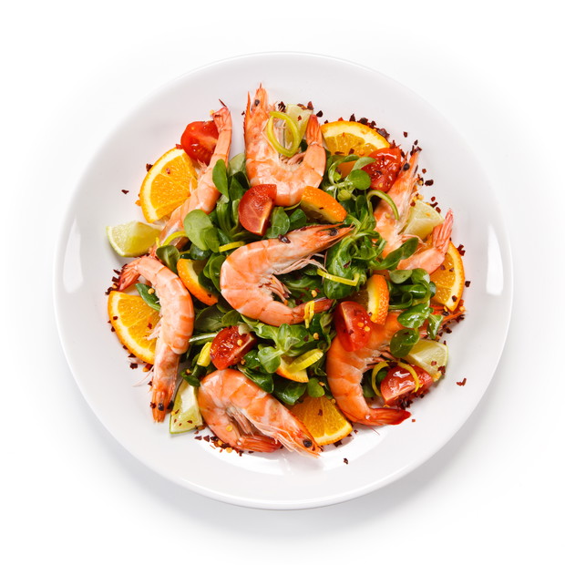 Sałatka z krewetkami, pomarańczą i pomidorkami koktajowymi