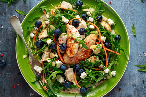 Sałatka z kurczakiem, fetą, borówkami i rukolą