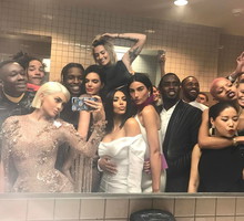 Kylie Jenner selfie w łazience